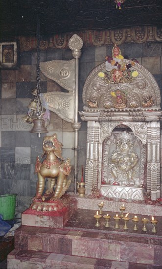 *ALTAR EN PLATA CON DEIDAD FLANQUEADA POR DRAGONES LEONADOS
KATMANDU, STUPA DE BODHNATH
NEPAL