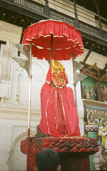 *ESTATUA DE HANUMAN CUBIERTO POR UN PARASOL EN PUERTA TEMPLO
KATMANDU, TEMPLOS
NEPAL