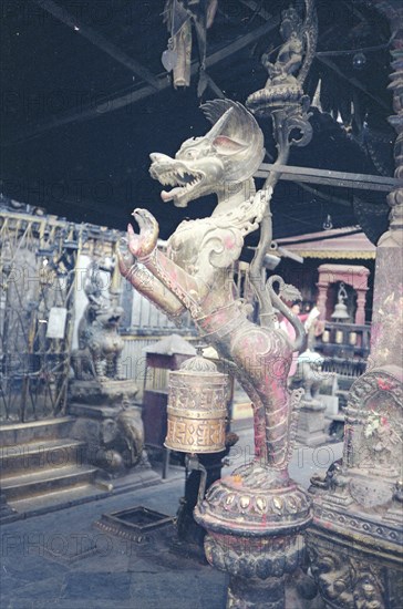 *ESCULT DRAGON COMO GUARDIAN,RUEDA DE ORACION,OBJETOS RELIGI
KATMANDU, TEMPLOS
NEPAL