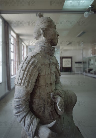 MUSEO-ESTATUA EN TIERRA COCIDA DE UN ARQUERO-VISTA DE LADO-S III A J.C.
XIAN, MAUSOLEO QIN SHI HUANG
CHINA
This image is not downloadable. Contact us for the high res.