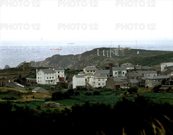 VISTA DEL PUEBLO CON CENTRAL EOLICA
ESTACA DE BARES, EXTERIOR
LUGO