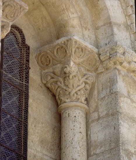 EXTERIOR-DET CAPITEL DECORADO CON TEMAS VEGETALES - S XI - ROMANICO ESPAÑOL
FROMISTA, IGLESIA DE SAN MARTIN
PALENCIA