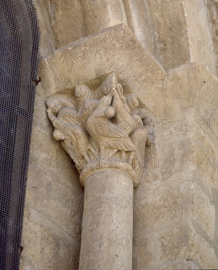 EXTERIOR-DET CAPITEL DECORADO CON TEMAS ANIMALES-AVES - S XI - ROMANICO ESPAÑOL
FROMISTA, IGLESIA DE SAN MARTIN
PALENCIA