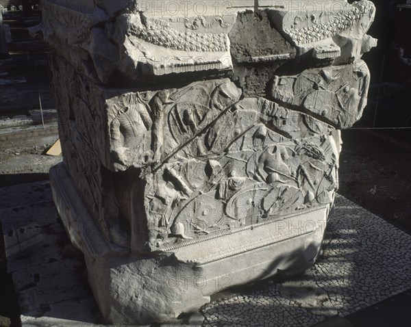 BASE DE COLUMNA CON BAJORRELIEVES EPICOS
ROMA, FORO
ITALIA
This image is not downloadable. Contact us for the high res.