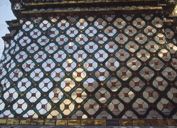 TEMPLO PRSART PHRA DEBIDORN-EXTERIOR-DET MOSAICOS BRILLANTES
BANGKOK, RECINTO PALACIO REAL
TAILANDIA