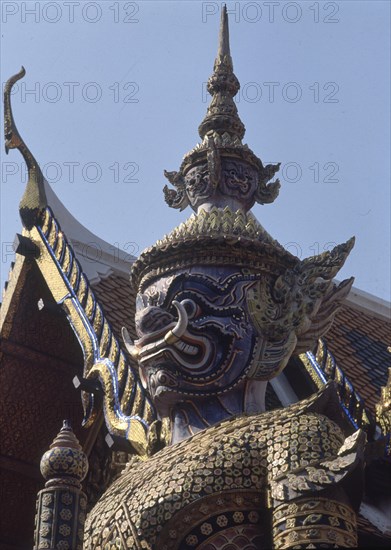 YAK:ESTATUA DE CENTINELA CON CARA DE DRAGON
BANGKOK, RECINTO PALACIO REAL
TAILANDIA