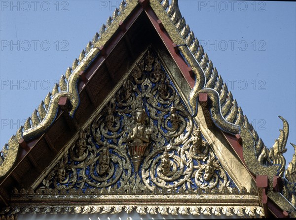 TEJADO EN PICO-DET FRONTON CON RELIEVES DORADOS Y DIVINIDAD
BANGKOK, RECINTO PALACIO REAL
TAILANDIA
