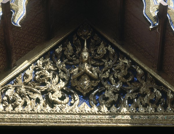 TEJADO EN PICO-DET FRONTON CON RELIEVES DORADOS Y DIVINIDAD
BANGKOK, RECINTO PALACIO REAL
TAILANDIA
