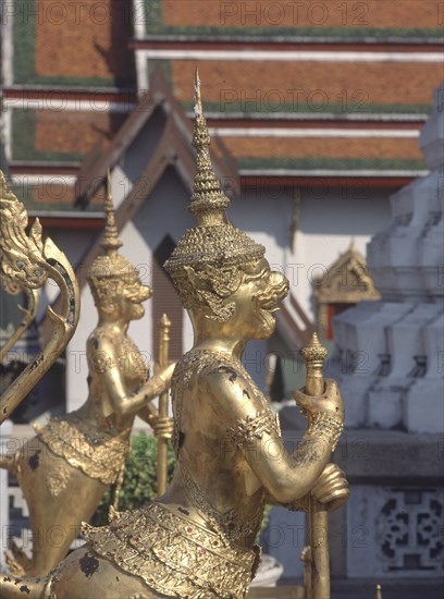 ESTATUAS:HOMBRES PAJARO DORADOS MACHO=KINON Y HEMBRA=KINNARI
BANGKOK, RECINTO PALACIO REAL
TAILANDIA