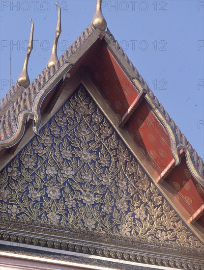 TEJADO TIPICO:FRONTON RICAMENTE DECORADO CON RELIEVES DE FLORES
BANGKOK, RECINTO PALACIO REAL
TAILANDIA