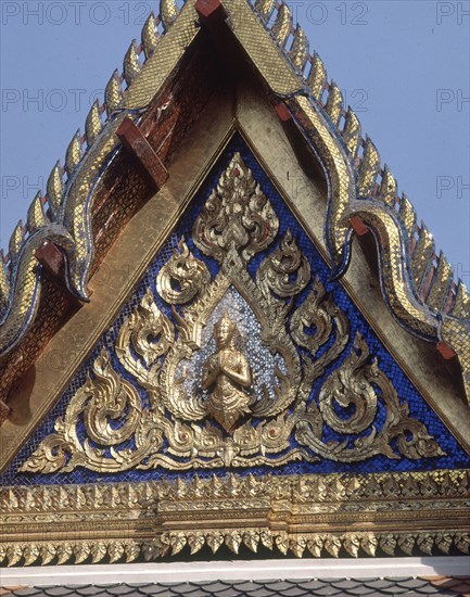 TEJADO EN PICO-FRONTON CON RELIEVES DORADOS Y DIVINIDAD
BANGKOK, RECINTO PALACIO REAL
TAILANDIA