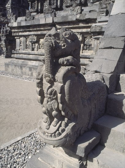 TEMPLO-DET ESCULTURA ANIMAL FANTASTICO EN ESCALERA DE ACCESO
JAVA, TEMPLOS DE PRAMBANAN
INDONESIA