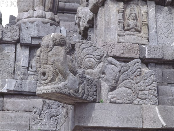 TEMPLO-ESCULTURA DE ANIMAL FANTASTICO(DRAGON)Y RELIEVE DIVINIDAD
JAVA, TEMPLOS DE PRAMBANAN
INDONESIA