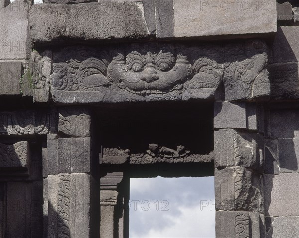 TEMPLO-PUERTA:DET FRONTON CON RELIEVE DE LEON
JAVA, TEMPLOS DE PRAMBANAN
INDONESIA