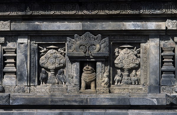 Panneau avec haut-reliefs du Temple de Prambanan à Java