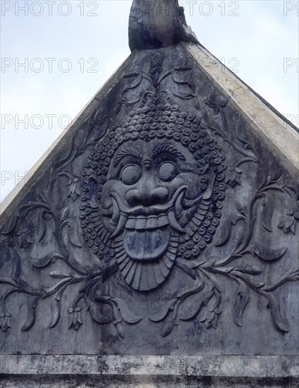 PUERTA-DET RELIEVE CARA DE ANIMAL FANTASTICO-FRONTON DE LA PUERTA
JAVA, CASTILLO DE AGUA
INDONESIA