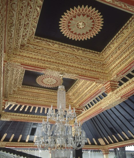 PALACIO DEL SULTAN-TECHO Y LAMPARA DE UNO DE LOS PABELLONES
JAVA, YOGYAKARTA-PALACIO S
INDONESIA