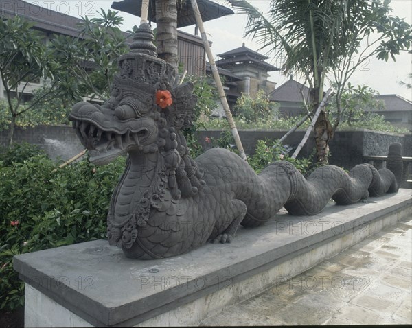 EXTERIOR-FUENTE-ESCULTURA DE DRAGON EN ESTANQUE
BALI, HOTEL INTERCONTINENT
INDONESIA