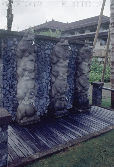 EXTERIOR-ORIGINALES DUCHAS EN FORMA DE RANAS-RECINTO PISCINA
BALI, HOTEL INTERCONTINENT
INDONESIA