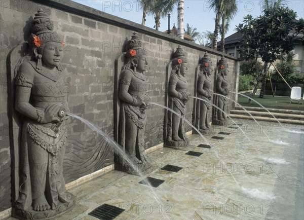 EXTERIOR-JARDINES-FUENTES:ESCULTURAS DE MUJERES INDONESAS
BALI, HOTEL INTERCONTINENT
INDONESIA