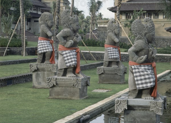 EXTERIOR-JARDINES-ESCULTURAS-GUERREROS CON VESTIDOS DE TELA
BALI, HOTEL INTERCONTINENT
INDONESIA