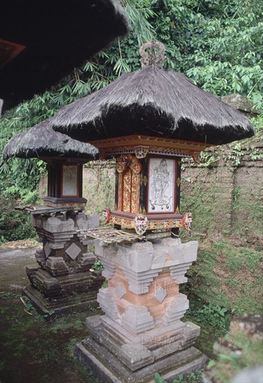ALTARCILLOS SOBRE BASES DE PIEDRAS-TODO BALINES VIENE A PURIFICARSE
BALI, TAMPAKSIRING-TEMPLO
INDONESIA
This image is not downloadable. Contact us for the high res.