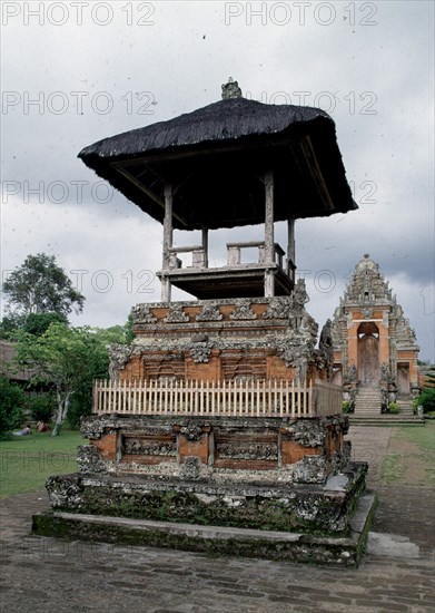 VISTA DE UNA DE LOS MUCHOS ALTARCILLOS QUE HAY POR EL RECINTO
BALI, TEMPLO LUCHA GALLOS
INDONESIA

This image is not downloadable. Contact us for the high res.