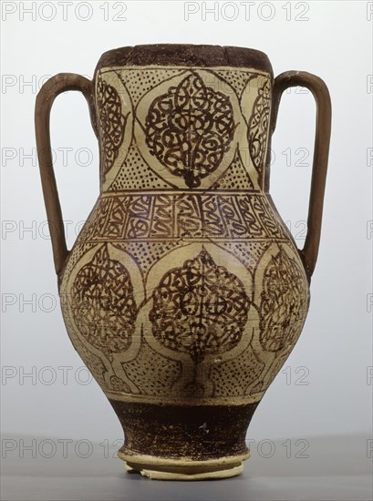 JARRA NAZARI CON DECORACION DE FLORONES EN MANGANESO SIN FUNDETE,SOBRE JUAGUET
MADRID, MUSEO ARQUEOLOGICO NACIONAL
MADRID
