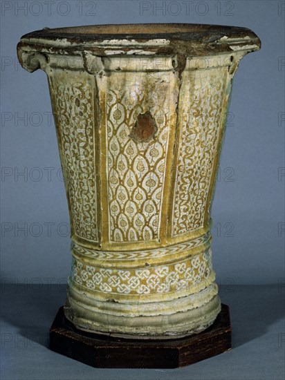 GOLLETE HIRSCH CON 8 CARAS Y PALMETAS DISIMETRICAS Y "SEBQA"-S XIV-NAZARI
GRANADA, MUSEO HISPANO-MUSULMAN
GRANADA