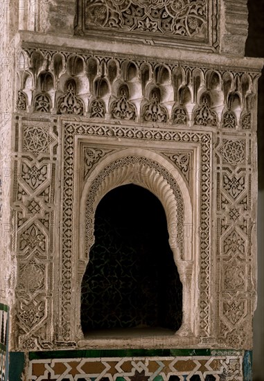 TACA ENTRE SALA DOS HERMANAS Y AJIMECES-RECUBIERTA CON AZULEJOS DE CUERDA SECA
GRANADA, ALHAMBRA-SALA DOS HERMANAS
GRANADA