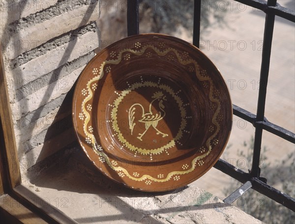 LEBRILLO VIDRIADO EN ROJO Y DECORADO EN AMARILLO - ARTE POPULAR
UBEDA, COLECCION PARTICULAR
JAEN

This image is not downloadable. Contact us for the high res.