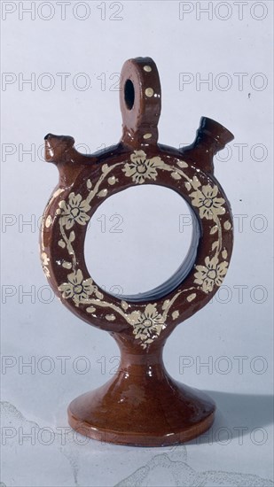 BOTIJO DE ADORNO VIDRIADO Y DECORADO CON FLORES DE PASTA BLANCA-S XX
CUERVA, COLECCION PARTICULAR
TOLEDO