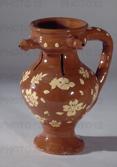 JARRA DE TRAMPA VIDRIADA Y DECORADA CON FLORES DE PASTA BLANCA-S XX ARTE POPUL
CUERVA, COLECCION PARTICULAR
TOLEDO