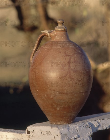 BOTIJA DE AGUARDIENTE-DECORADA CON "BORDADO" DE FLORES-S XX ARTE POPULAR
PRIEGO, COLECCION PARTICULAR
CUENCA
This image is not downloadable. Contact us for the high res.