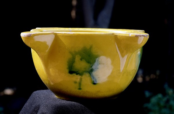 MORTERO O ALMIREZ (MORTER DE TERRA) VIDRIADO EN AMARILLO Y MANCHA VERDE
LA BISBAL, COLECCION PARTICULAR
GERONA