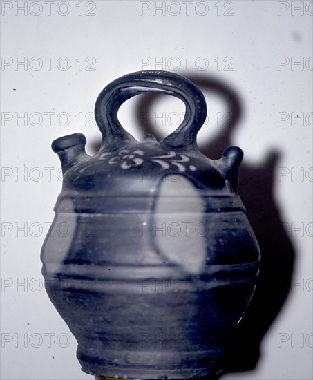 BOTIJO DE CERAMICA NEGRA CON DECORACION EN RELIEVE DE FLORES
QUART, COLECCION PARTICULAR
GERONA