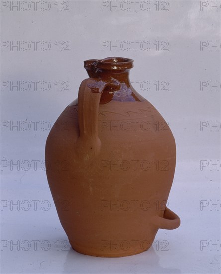 CANTARO DE CUELLO CORTO VIDRIADO Y CON UN ASA FRONTAL EN LA BASE CASI
FRESNO CANTESPINO, COLECCION PARTICULAR
SEGOVIA
This image is not downloadable. Contact us for the high res.