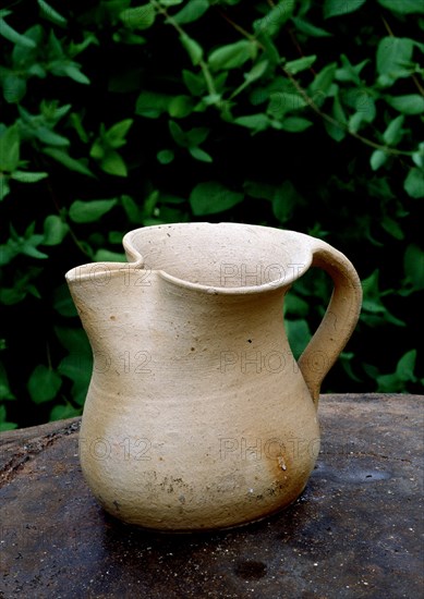 JARRA DE MESA- BARRO SIN PULIR CON VERTEDERO A MODO DE LABIO - ARTE POPULAR
GUNDIBOS, COLECCION PARTICULAR
LUGO