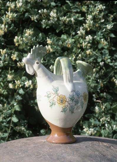 BOTIJO ESMALTADO EN FORMA DE GALLINA CON DECORACION VEGETAL-S XX ARTE POPULAR
SALVATIERRA BARROS, COLECCION PARTICULAR
BADAJOZ