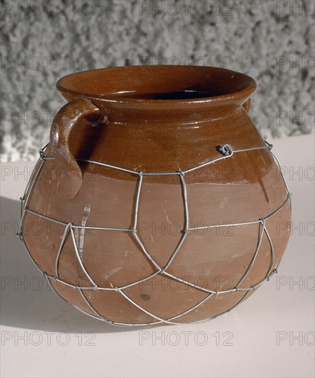 OLLA "CORDADA"(REJILLA DE ALAMBRE EN LA BASE) - S XX ARTE POPULAR
MARATXI-PORTOL, COLECCION PARTICULAR
MALLORCA
This image is not downloadable. Contact us for the high res.