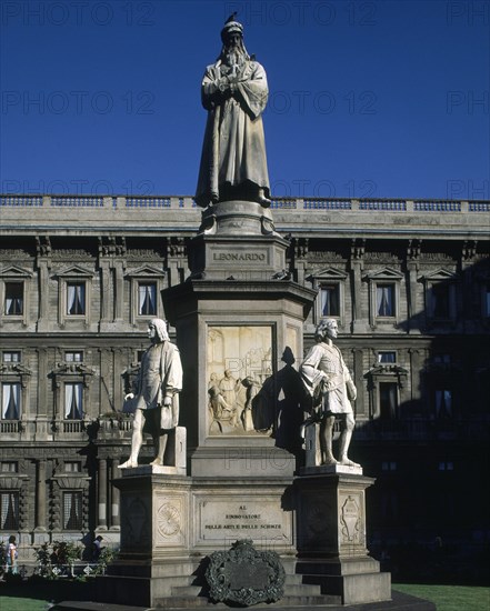 MONUMENTO A LEONARDO - RENOVADOR DE LAS ARTES Y CIENCIAS
MILAN, GALERIA VITTORIO EMANUELE
ITALIA