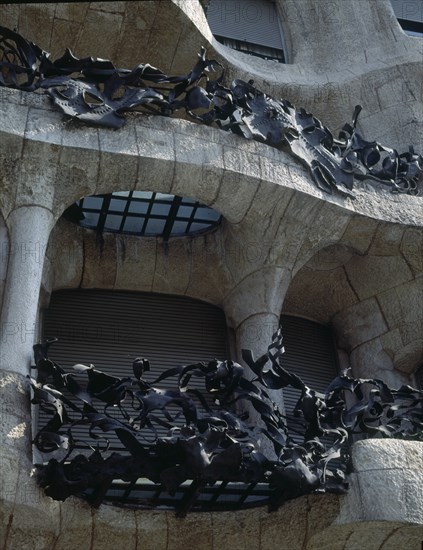 GAUDI ANTONI 1852-1926
EXTERIOR-FACHADA-DET FORJA EN LAS BARANDILLAS DE LOS BALCONES 1905/10
BARCELONA, CASA MILA O LA PEDRERA
BARCELONA