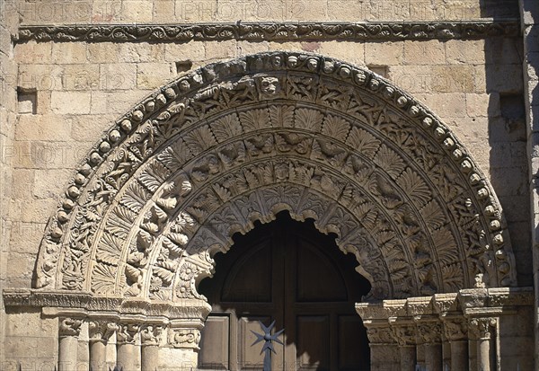 EXTERIOR-PORTADA MERIDIONAL CON 5 ARQUIVOLTAS CON DECORACION VEGETAL-ROMANICO
ZAMORA, IGLESIA DE LA MAGDALENA
ZAMORA