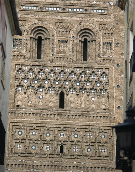 EXTERIOR-DET DECORACION:FAJAS CON LABORES DE LADRILLO Y AZULEJOS DE COLORES. 1º MITAD DEL S. XIV.
TERUEL, TORRE DEL SALVADOR
TERUEL