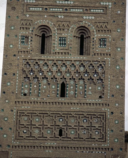 EXTERIOR-DET DECORACION:FAJAS CON LABORES DE LADRILLO Y AZULEJOS DE COLORES. 1º MITAD DEL S. XIV.
TERUEL, TORRE DEL SALVADOR
TERUEL