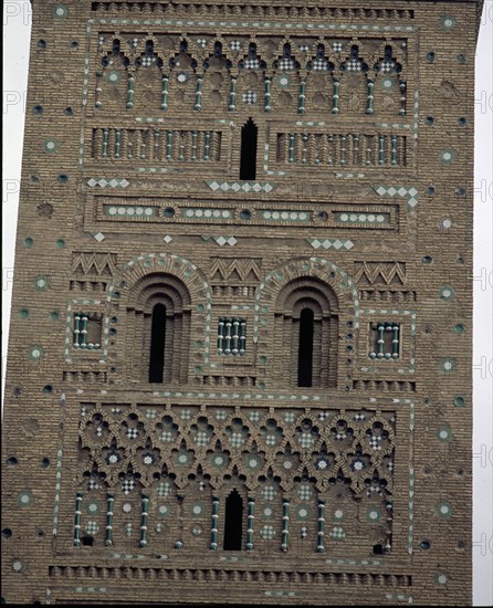 EXTERIOR-DET DECORACION:FAJAS CON LABORES DE LADRILLO Y AZULEJOS DE COLORES. 1º MITAD DEL S. XIV.
TERUEL, TORRE DEL SALVADOR
TERUEL