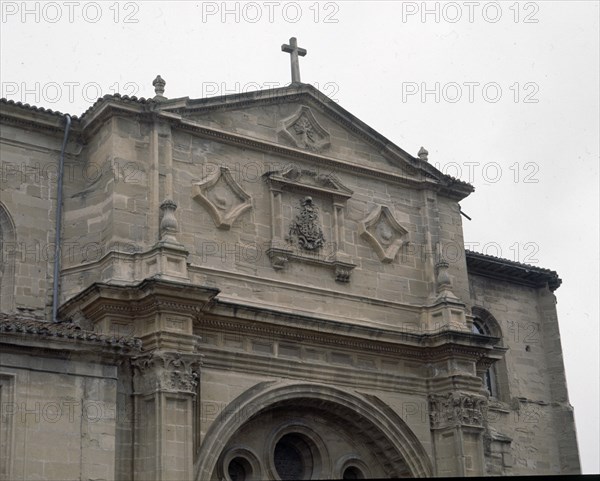 BERATUA MARTIN
EXTERIOR-PORTADA MERIDIONAL O PRINCIPAL-DET SUPERIOR:ESCUDO Y CRUZ
STO DOMINGO CALZADA, CATEDRAL
RIOJA