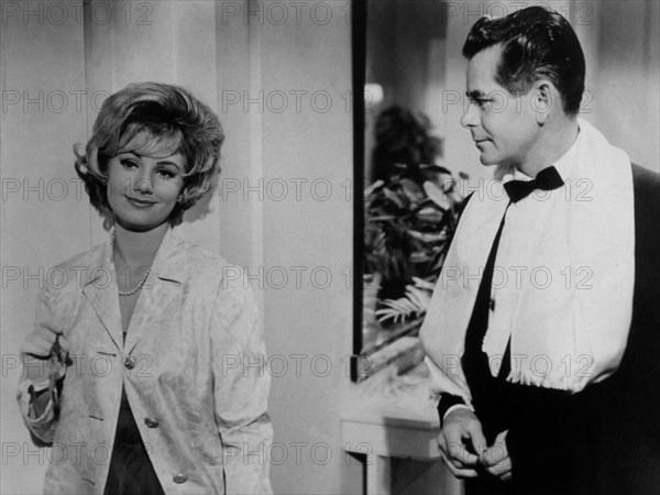 ESCENA"EL NOVIAZGO DEL PADRE DE EDDIE"POR GLENN FORD Y SHIRLEY JONES(EEUU)