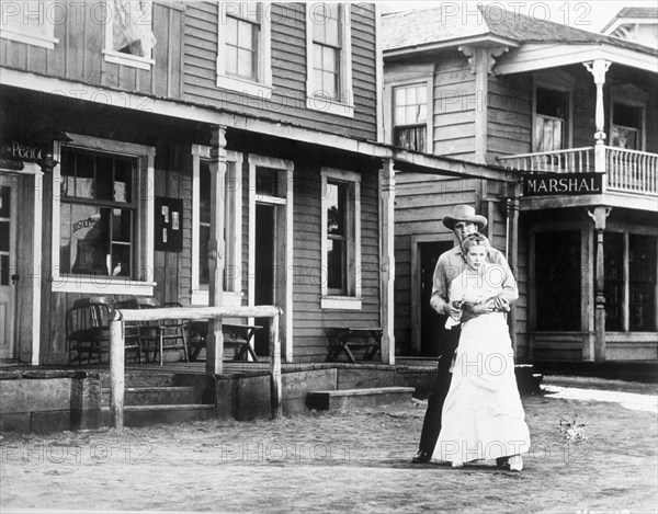 ESCENA"SOLO ANTE EL PELIGRO"POR IAN GARY COOPER/GRACE KELLY-DIRECC F.ZINNEMANN