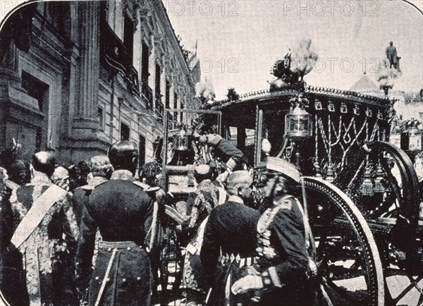 FIN DEL SENADO HCO 1923-ALFONSO XIII LLEGA AL SENADO-FOTOGRAFIA"NUEVO MUNDO"
MADRID, BIBLIOTECA NACIONAL PERIODICOS
MADRID